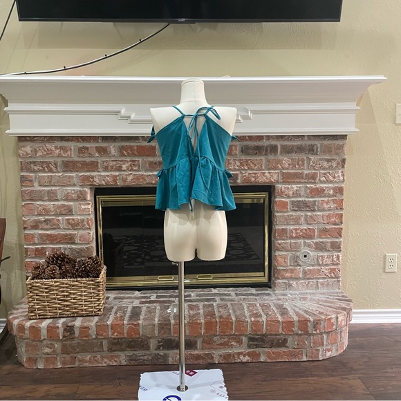 Romeo & Juliet Couture turquoise ruffled crop top with lace up back / M / EUC - Picture 13 of 17